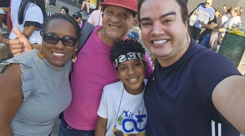 Samuel Estevam com os pais Carlos e Sheila e o amigo José Santana - Foto Divulgação