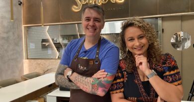 Chef Léo Roncon e Bianca Láua posam no restaurante para foto