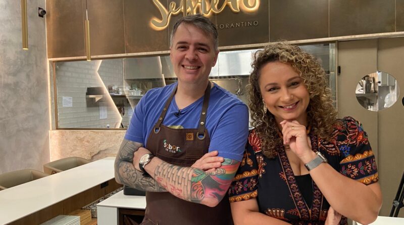 Chef Léo Roncon e Bianca Láua posam no restaurante para foto