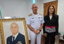 Artista Plástica Ana Bittar entrega obra ao Almirante da Marinha Guilherme da Silva Costa em solenidade especial