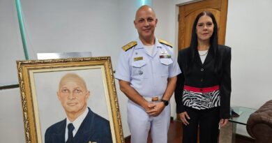 Artista Plástica Ana Bittar entrega obra ao Almirante da Marinha Guilherme da Silva Costa em solenidade especial