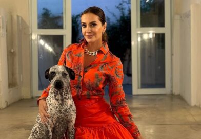 Claudia Metne promove ação humanitária com camisaria Fascynius em prol dos pets da Ong Caramelo