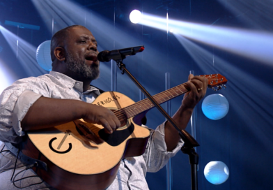 Péricles canta seus sucessos no Canções de Ouro da TV Aparecida