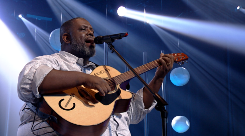 Péricles canta seus sucessos no Canções de Ouro da TV Aparecida