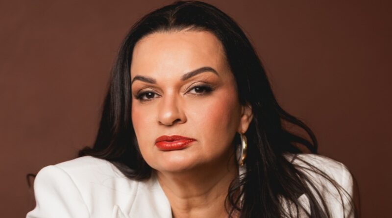 Empresária Carmen Reis revela como concilia negócios, carreira artística e a criação dos três filhos