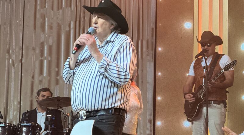 Sérgio Reis se apresenta em show inédito na TV Aparecida