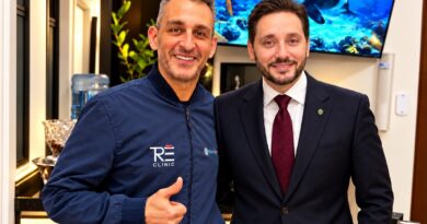 Cirurgião-dentista Dr. Nefton Abrão, especialista em Reabilitação Oral e Envelhecimento Precoce da Arcada Dentária, recebeu em sua clínica o renomado, o Prof.Dr.e Procurador Federal Thiago de Moraes